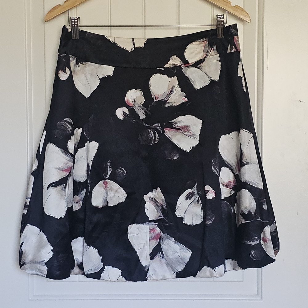 WHITE HOUSE BLACK MARKET Silk Floral Skirt – Size 8 – Black & White A-Line